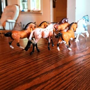 Lot Of 8 Breyers Stablemate Sized Horses